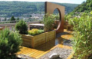 Avant-après : une terrasse zen en plein Jura