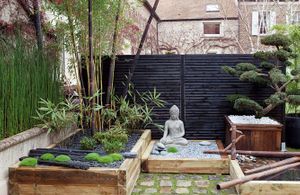 Un jardin zen en rouge et noir
