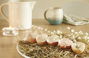 Créer une décoration fleurie pour la table de Pâques