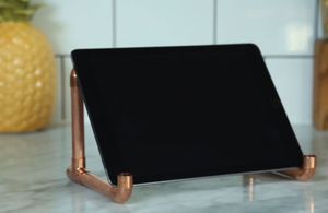 DIY : comment fabriquer un support pour iPad cuivré