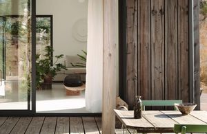 Jungle minimaliste et bois brut, visitez la maison fabriquée par le designer Ferréol Babin 