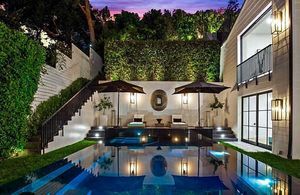 Strass et paillettes : la villa fastueuse de Rihanna à Beverly Hills