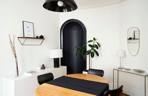Un appartement haussmannien se réinvente en noir et blanc