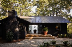 Une cabane en bois se transforme en refuge zen en pleine nature