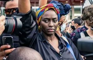 « Nous ne laisserons pas la France tranquille » : le discours puissant d’Aïssa Maïga au rassemblement contre les violences policières