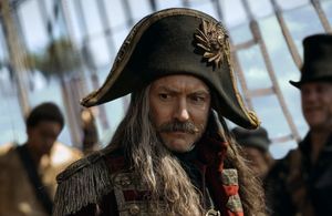 « Peter Pan et Wendy » : Jude Law se dévoile en Capitaine Crochet dans la première bande-annonce