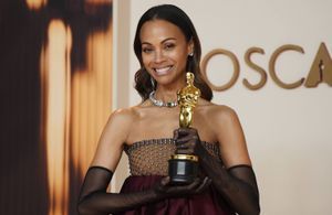 Sur la scène des Oscars 2025, le discours émouvant de Zoe Saldana : « Je suis fière d’être l’enfant de parents immigrés »