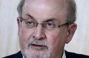 Salman Rushdie poignardé : son agent donne des nouvelles peu rassurantes