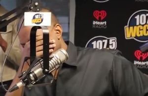 En direct, Kanye West craque et fond en larmes à la radio