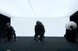 Kanye West et Sia interprètent «Wolves» sur le plateau du Saturday Night Live
