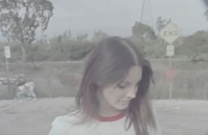 Lana Del Rey : sans maquillage dans son clip « Venice Bitch »