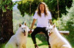 Le clip de la semaine : « Waf » de Julien Doré avec ses chiens Simone et Jean-Marc