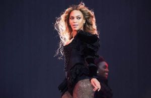  #Prêtàliker : une jeune femme chasse des Pokémon au beau milieu du concert de Beyoncé