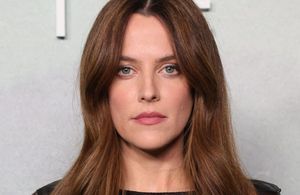 Riley Keough : la petite-fille d’Elvis Presley chante au défilé Chanel