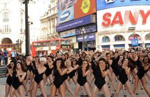Vidéo : à Londres, 100 filles dansent sur du Beyonce, paralysant le trafic !  