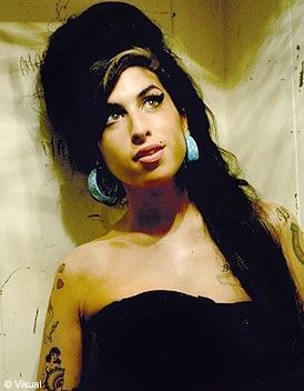 Vidéo : Amy Winehouse joue les choristes à la télé anglaise 