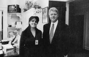 American Crime Story saison 3 : l’acteur choisi pour jouer Bill Clinton lui ressemble-t-il vraiment ?
