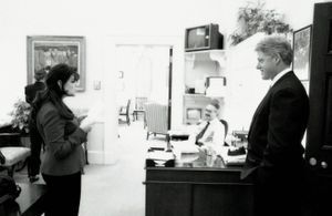 American Crime Story saison 3 : une première photo du tournage de la série sur l’affaire Monica Lewinsky