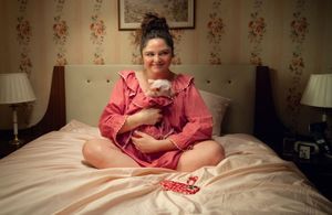 Dix ans après « Girls », voici les premières images de la série « Too Much » réalisée par Lena Dunham  