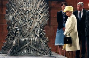 Game of Thrones, toutes les photos d’Elizabeth II sur le Trône de fer