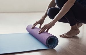 Rajeunir sans injection : cette pratique du yoga validée par les pros pour freiner le vieillissement