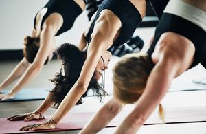 Vous faites sûrement ces petits faux pas au yoga (et votre prof préférerait que vous arrêtiez)