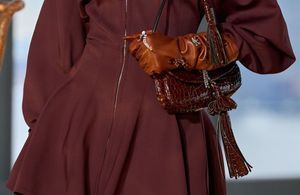 Le pompon : l'accessoire mi-rétro, mi-excentrique qui réveille avec humour nos tenues