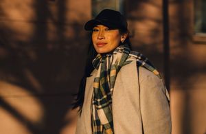 Cette écharpe mythique est la pièce qui change tout dans nos looks d’hiver