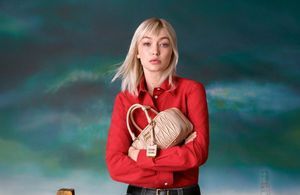 L’instant mode : Gigi Hadid prend la pose avec le nouvel it-bag Miu Miu
