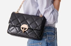 Voici le sac le plus vendu chez Vanessa Bruno cet hiver