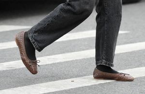 Ballerines-chaussettes : le combo inattendu approuvé par les célébrités