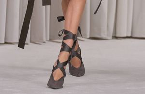 Les ballerines à lacets, la touche délicate et élégante de la saison 
