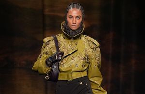 À la Fashion Week de Londres, Burberry redonne vie au legging dans une association audacieuse