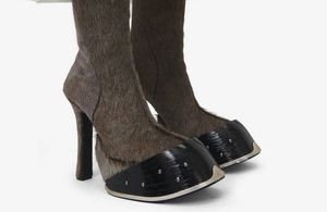 Ces étranges bottines poilues en forme de sabot qui embrasent les réseaux sociaux