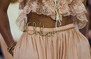 Cette ceinture des années 2000 fait son grand retour 