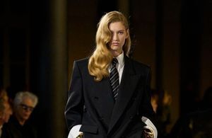 La cravate : l'accessoire inattendu qui conquiert la garde-robe féminine