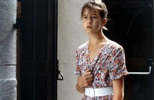 Le look de la semaine : la robe fleurie de Charlotte Gainsbourg dans « l’Effrontée »