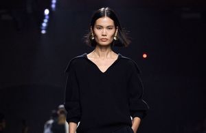 Longtemps délaissé, le col V  retrouve sa place de basique incontournable cette saison 