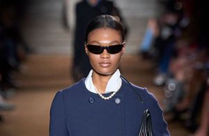 Cette façon de porter le collier de perles est la seule qui vaille en 2025