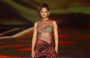 22 ans plus tard, Halle Berry défile pour Elie Saab dans sa robe mythique portée lors des Oscars