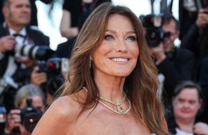 À Cannes, Carla Bruni brille de mille feux en robe dorée sur le tapis rouge