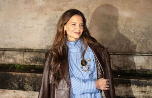 Au défilé Patou, Katie Holmes fait sensation avec une chemise rayée à col montant et un trench en cuir 