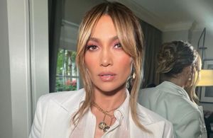 À son tour, Jennifer Lopez adopte la tendance Barbiecore