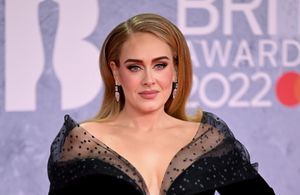 Adele : resplendissante en robe dorée