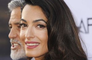 Amal Clooney séduisante pour sa première sortie avec George après l’accident 