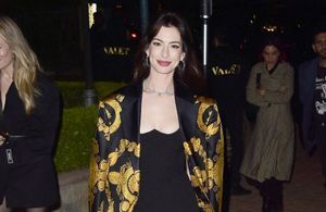 Anne Hathaway en robe micro au défilé Versace