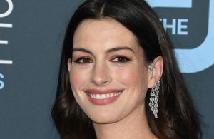 Anne Hathaway : on copie sa façon de réchauffer ses looks en hiver