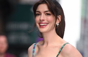 Anne Hathaway porte la combinaison la plus colorée de la saison  