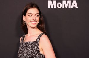 Anne Hathaway s’inspire de l’un de ses looks cultes du « Diable s’habille en Prada » 
