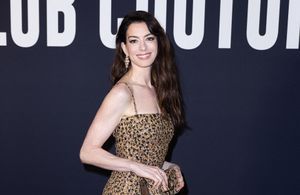 Anne Hathaway ultra-sexy en robe fendue à la soirée Bulgari